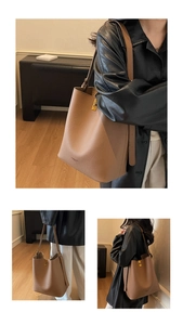 Détail du sac seau en cuir marron foncé à grain de litchi avec boucle dorée et bandoulière
