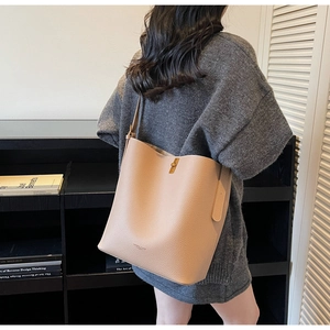 Détail du sac cabas minimaliste en cuir grainé abricot avec bandoulière réglable