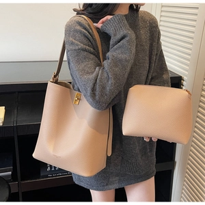 Détail du sac cabas beige grainé avec fermoir rotatif en métal et texture fine