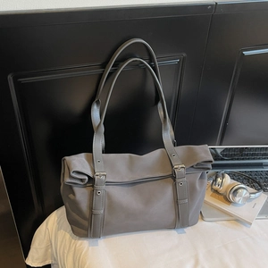 Vue détaillée du grand sac fourre-tout gris en nylon avec boucles argentées de bureau