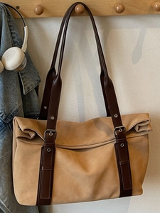 Grand sac cabas en daim kaki avec bandoulière en cuir brun suspendu au crochet