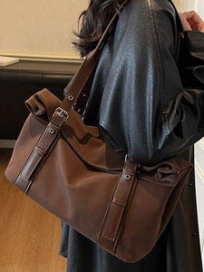 Sac fourre-tout rétro en daim marron café pour femme avec finitions en cuir chic