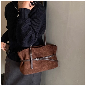 Détail du sac cabas marron foncé en daim avec boucle de ceinture et œillets métalliques