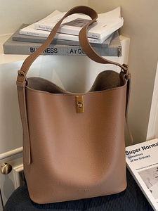 Sac Fourre-tout en PU pour Femmes Grande Capacité Motif Litchi Minimaliste Navetteur Sac à Épaule Sac Seau Avec Verrou en Métal