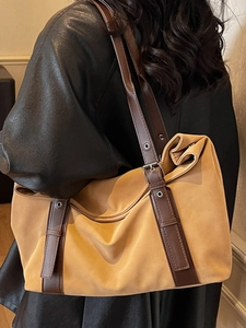 Grand sac cabas rétro en daim avec bandoulière en cuir pour le transport quotidien