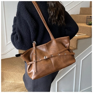 Détail du sac fourre-tout marron vintage avec boucle en métal sur un sac à bandoulière