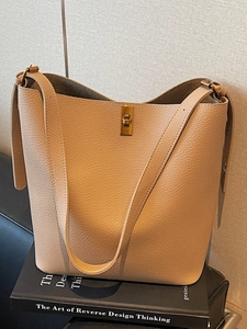 Sac fourre-tout élégant en cuir grainé beige avec fermoir doré pour le trajet quotidien