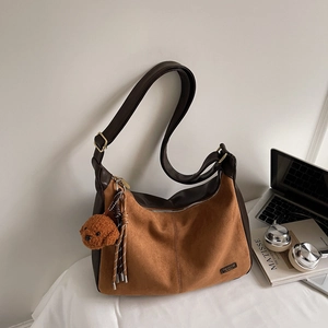 Sac bandoulière rétro en similicuir marron avec breloque d'ours et pompon brun