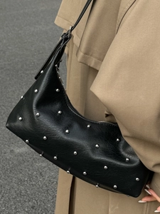 Modische schwarze Umhängetasche aus Kunstleder mit silbernen Nieten im Punk-Stil