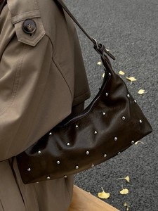 Dunkelbraune Leder-Hobo-Tasche mit silbernen Nieten und verstellbarem Riemen für Herbst