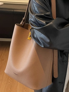 Sac seau minimaliste en cuir grainé ton terre pour femme au style élégant et décontracté