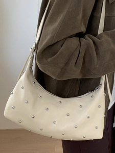 Schicke beige Halbmond-Tasche mit silbernen Nieten und breitem Gurt für Damen