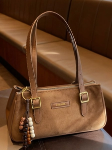 Sac bandoulière baguette rétro 2025 en daim marron avec boucle vintage élégante