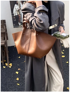Detailed view of the oversized caramel leather tote bag with a minimalist matte finish