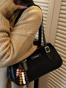 Sac baguette vintage noir en daim avec pendentif en perles et boucle dorée