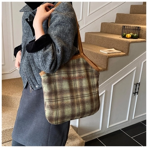 Detail of vintage plaid tote bag featuring embroidered Bonne journée text on wool fabric