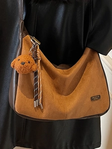 Sac fourre-tout en daim marron avec bandoulière cuir et pendentif petit chien