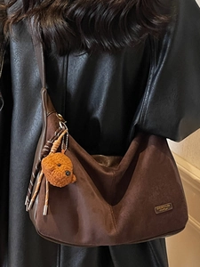 Sac fourre-tout minimaliste en daim marron avec pendentif ours pour femme sur modèle