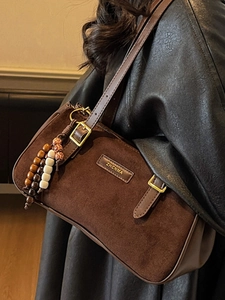 Sac baguette rétro en daim marron avec breloque en perles et bandoulière réglable