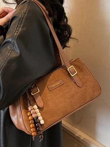 Sac baguette marron en daim avec pendentifs vintage et boucles dorées réglables