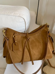 Schultertasche aus braunem Wildlederimitat mit Lederbesatz und goldenen Beschlägen