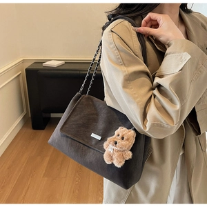 Detailansicht der Vintage-Achseltasche aus dunkelbraunem Wildlederimitat mit Kette