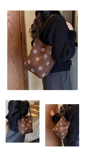 Dettaglio della borsa tote in pelle scamosciata marrone con ricami di fiocchi di neve