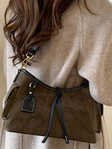 Retro kaffeebraune Schultertasche aus Wildlederimitat mit schwarzem Lederbesatz für Damen