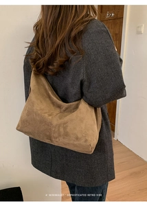 Borsa tote in camoscio marrone indossata da modella, vista posteriore, stile retrò