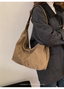 Dettaglio borsa hobo in pelle scamosciata marrone con tracolla regolabile e stile retro