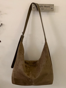 Borsa tote retrò in pelle scamosciata marrone scuro con tracolla larga e fibbia argento