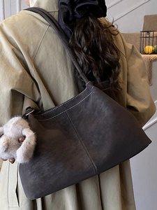 Minimalistische braune Wildleder-Einkaufstasche mit Kontrastnähten und Hasen-Anhänger