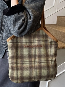 Retro plaid tote bag in olive green with Bonne journée embroidery and brown straps