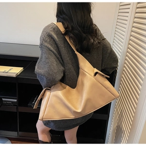 Sac sous le bras en similicuir beige avec large bandoulière et boucle détaillée