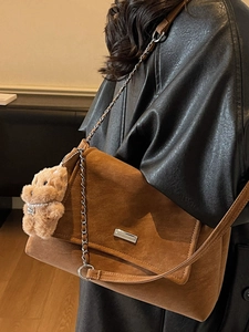 Retro braune Umhängetasche aus Wildleder mit Silberschnalle und Plüschbär-Anhänger