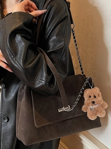 Dunkelbraune Wildleder-Schultertasche im Retro-Stil mit Silberkette und Plüschtier