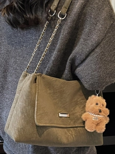 Schicke olivgrüne Vintage-Ketten-Schultertasche mit Bärenanhänger und Metallplattendetail