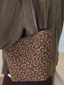 Chic leopard print large tote bag with dark brown leather straps for autumn fashion