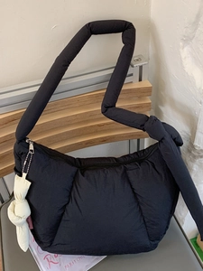 Borsa a spalla trapuntata nera minimalista con trama a nuvola e tracolla annodata