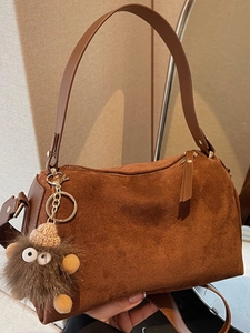 Braune Vintage-Wildledertasche für Damen mit süßem Plüsch-Anhänger und Lederriemen