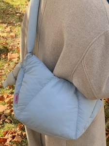Borsa a nuvola trapuntata azzurra con morbida trama a sbuffo e ampia tracolla donna