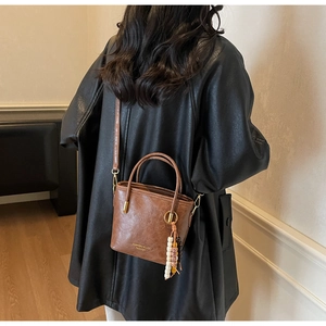 Borsa a secchiello retrò marrone con ciondolo di perline vista posteriore su modella