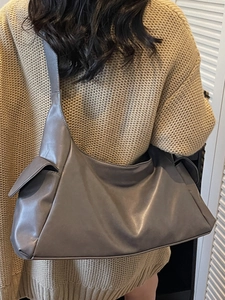 Grand sac à bandoulière en similicuir taupe avec poches latérales pour l'hiver