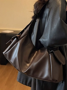 Grand sac à bandoulière hobo marron foncé avec poches latérales à rabat au style minimal