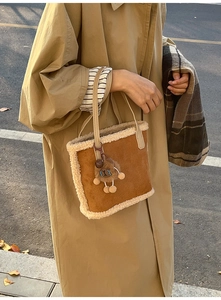 Détail du sac automne avec patchwork en daim marron et texture polaire beige