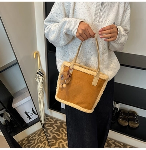 Sac cabas en daim marron avec bordure en peluche blanche et pendentif ours de détail