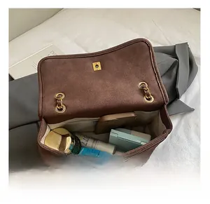 Intérieur spacieux du sac cabas marron mat avec téléphone et cosmétiques