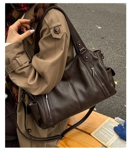 Détails du sac cabas vintage marron foncé en similicuir texturé avec fermetures argentées