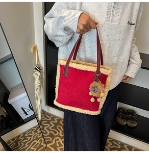 Détail du sac à main d'hiver rouge avec bords en peluche et pendentif lion mignon