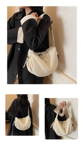 Dettaglio della borsa a tracolla plissettata beige minimalista con coulisse nera ed etichetta